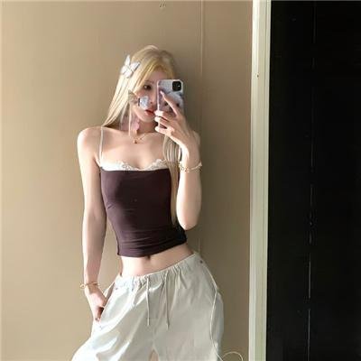 给小酒馆女子喝高杯酒 海报